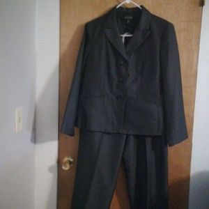 Fully lined women's Kasper pant suit 16P